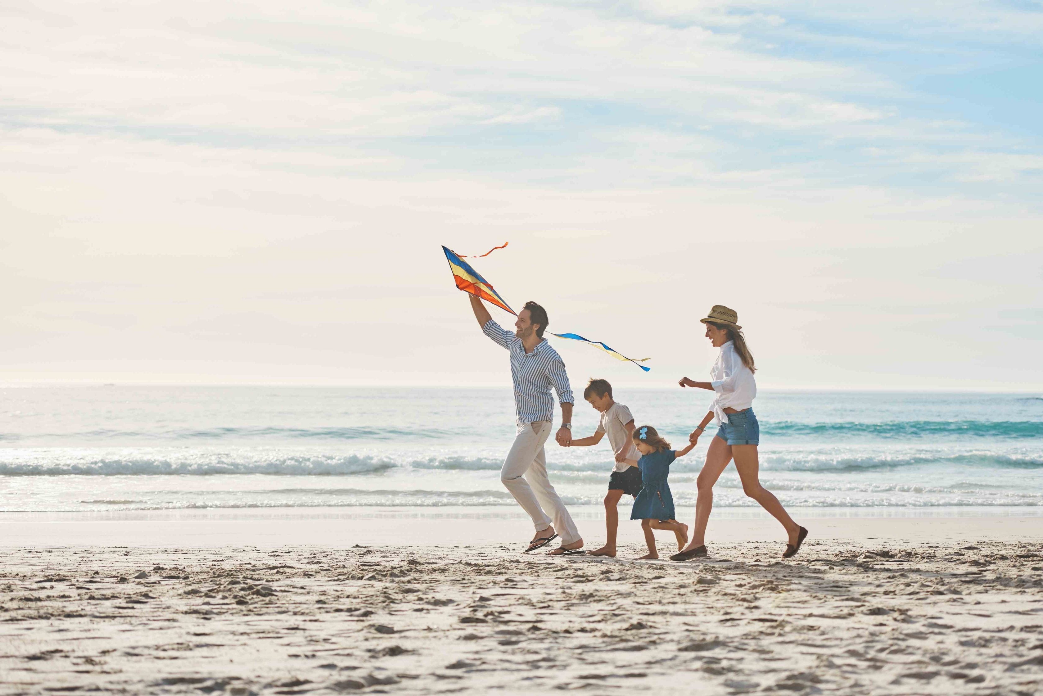 Família passeando em uma praia