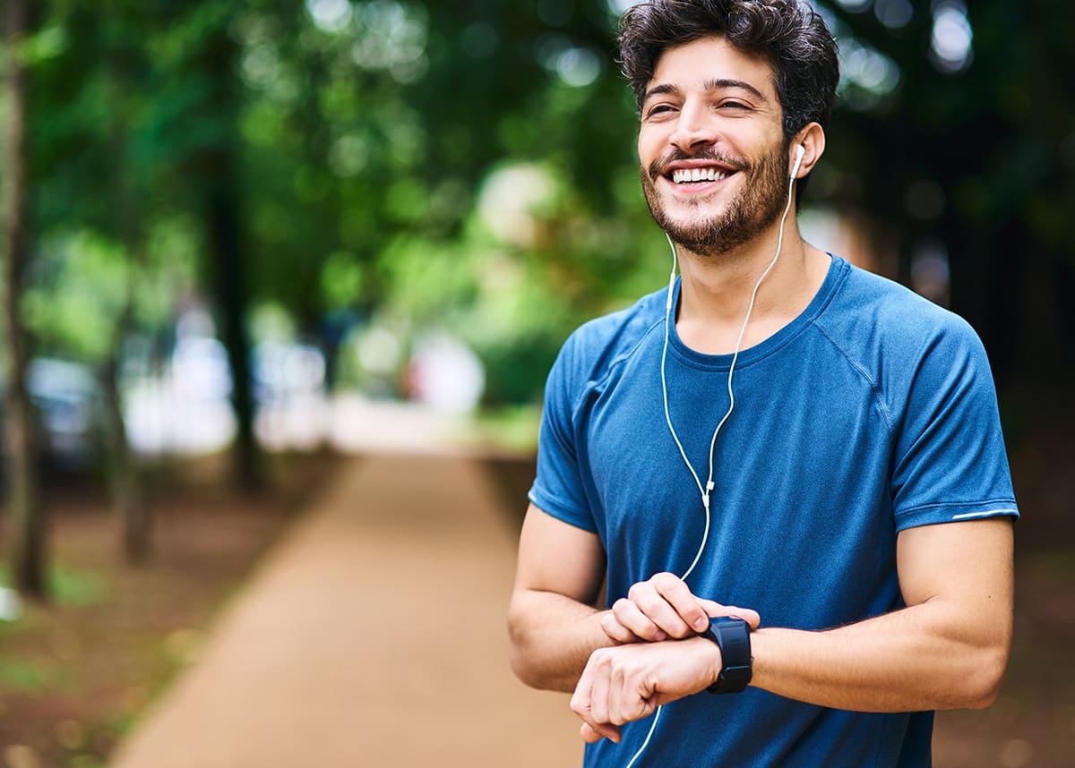 Homem feliz praticando atividade física em um parque 