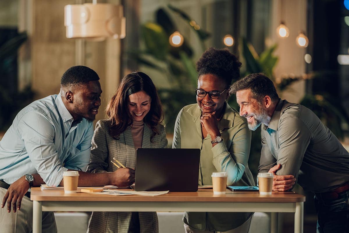 Pessoas trabalhando juntas no escritório