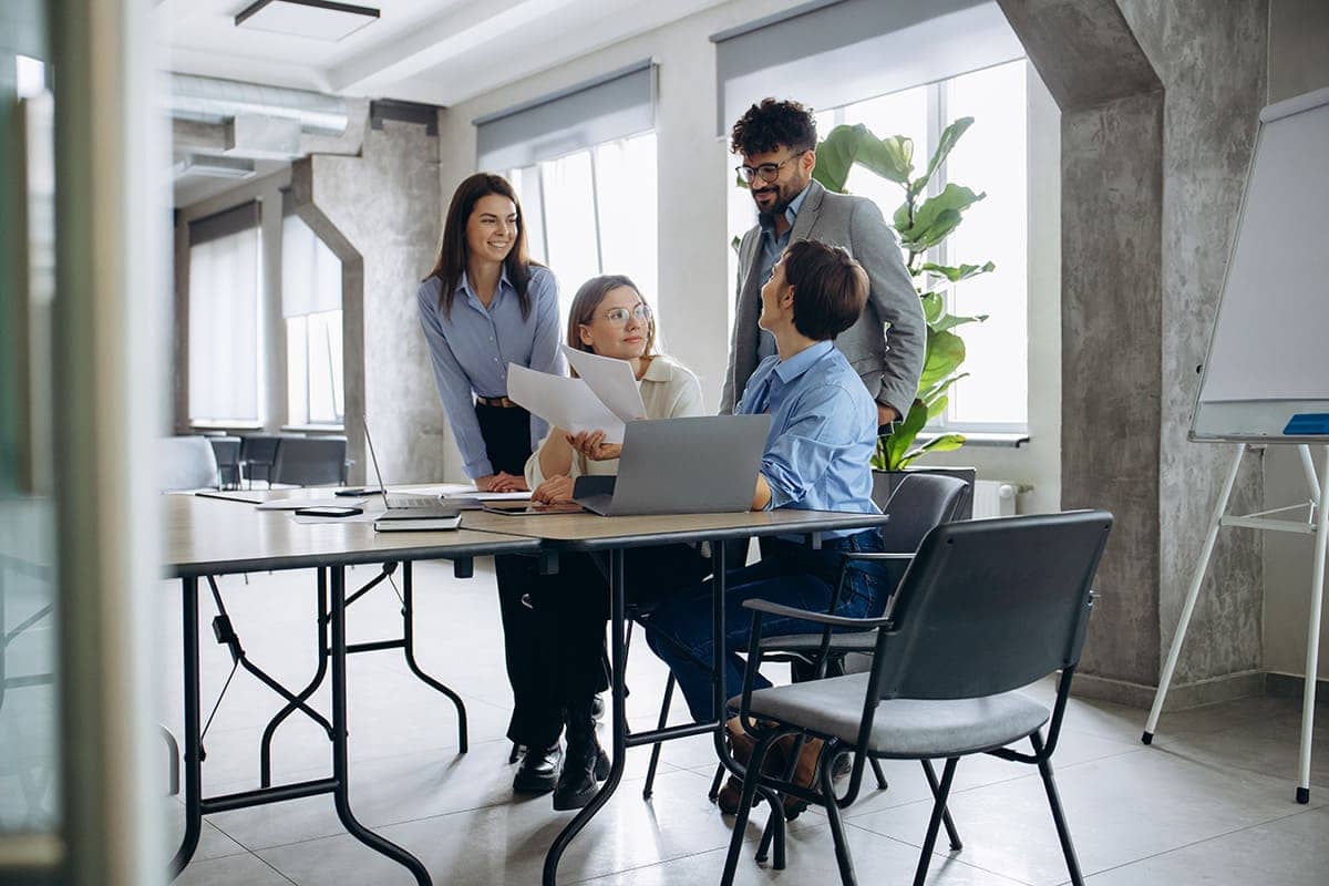 Funcionários discutindo ideias no escritório