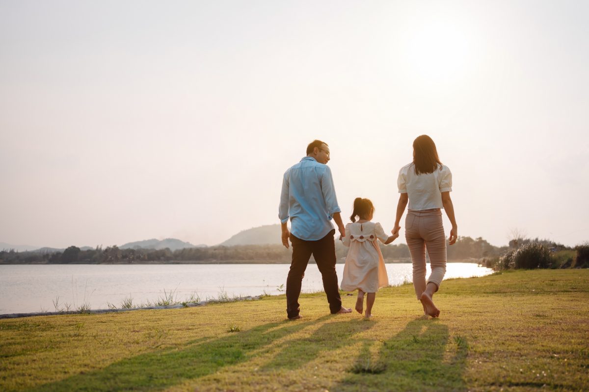 Família passeando em um parque