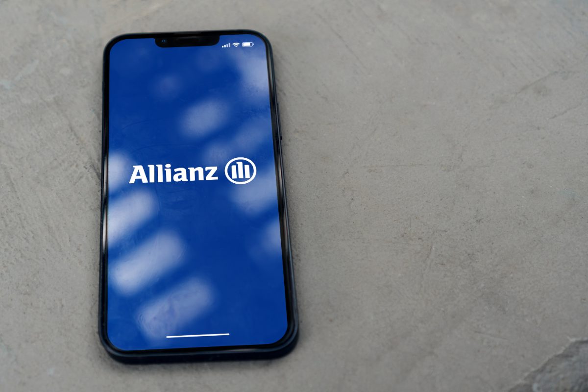 Celular com o logo da Allianz Seguros