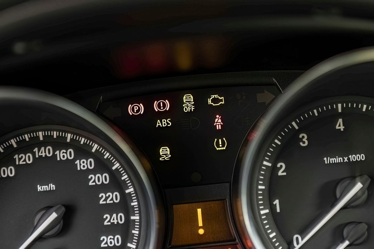 Painel do carro com as luzes de advertências acesas