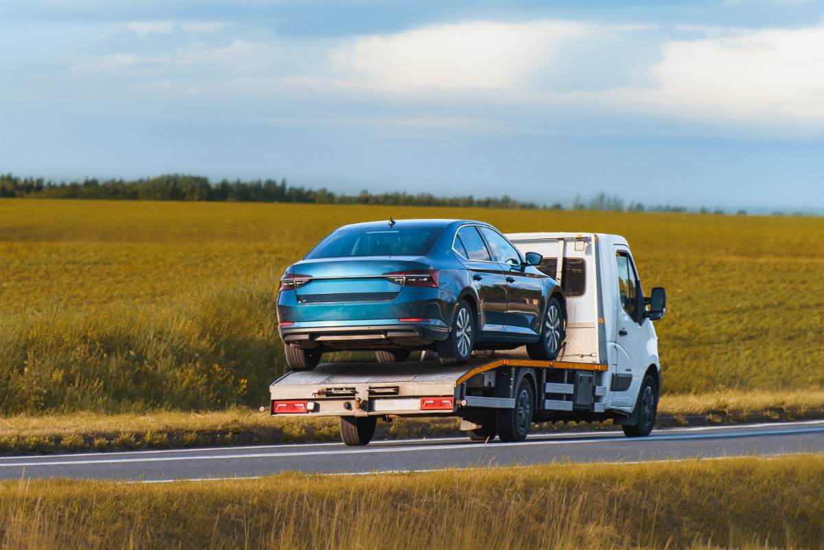 Caminhão guincho que oferece assistência a um carro