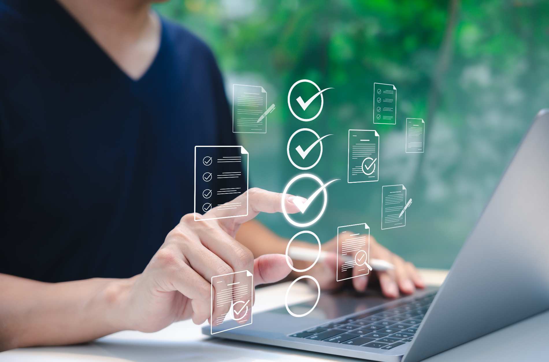 Pessoa selecionando ícones de documentos representando a apólice de seguros