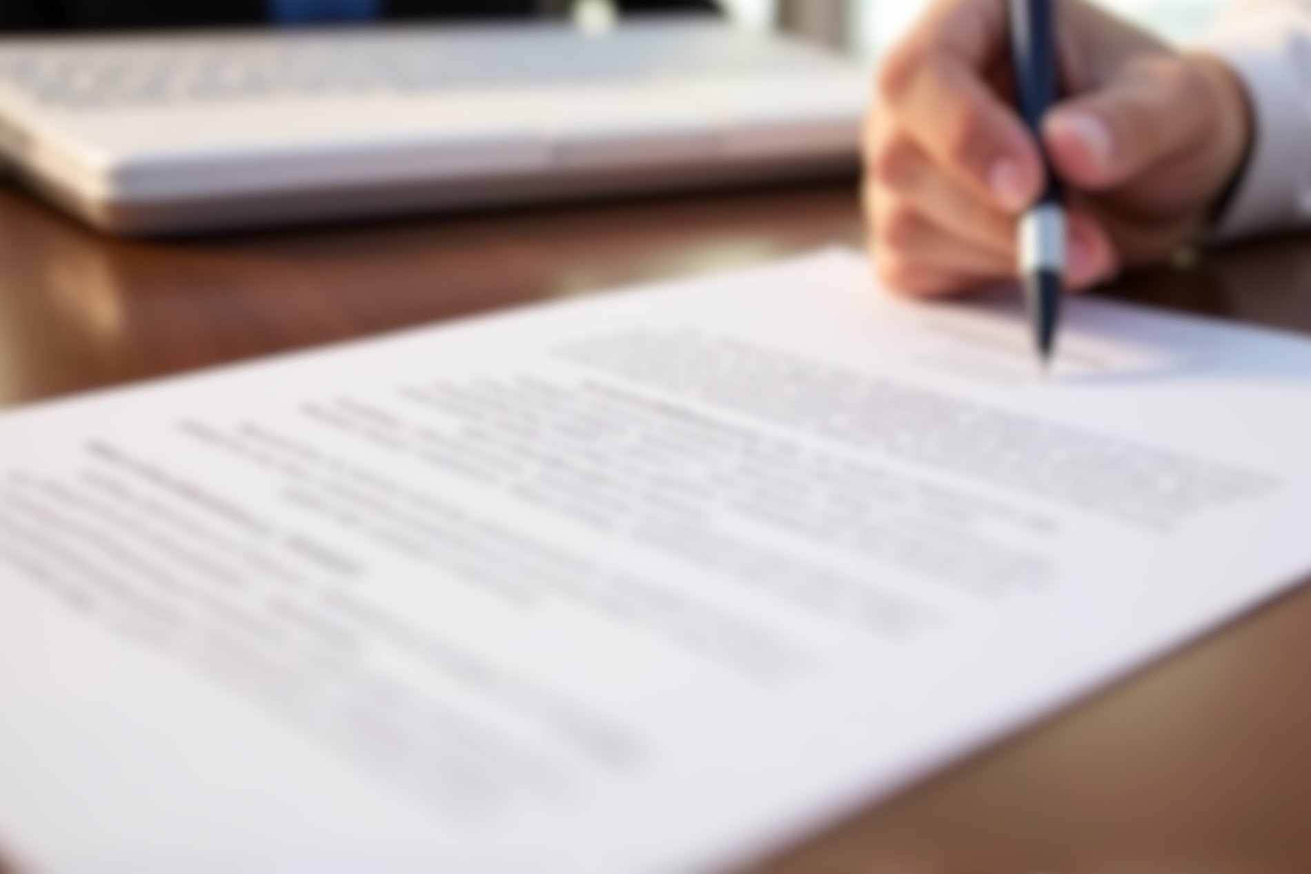 Pessoa assinando um documento