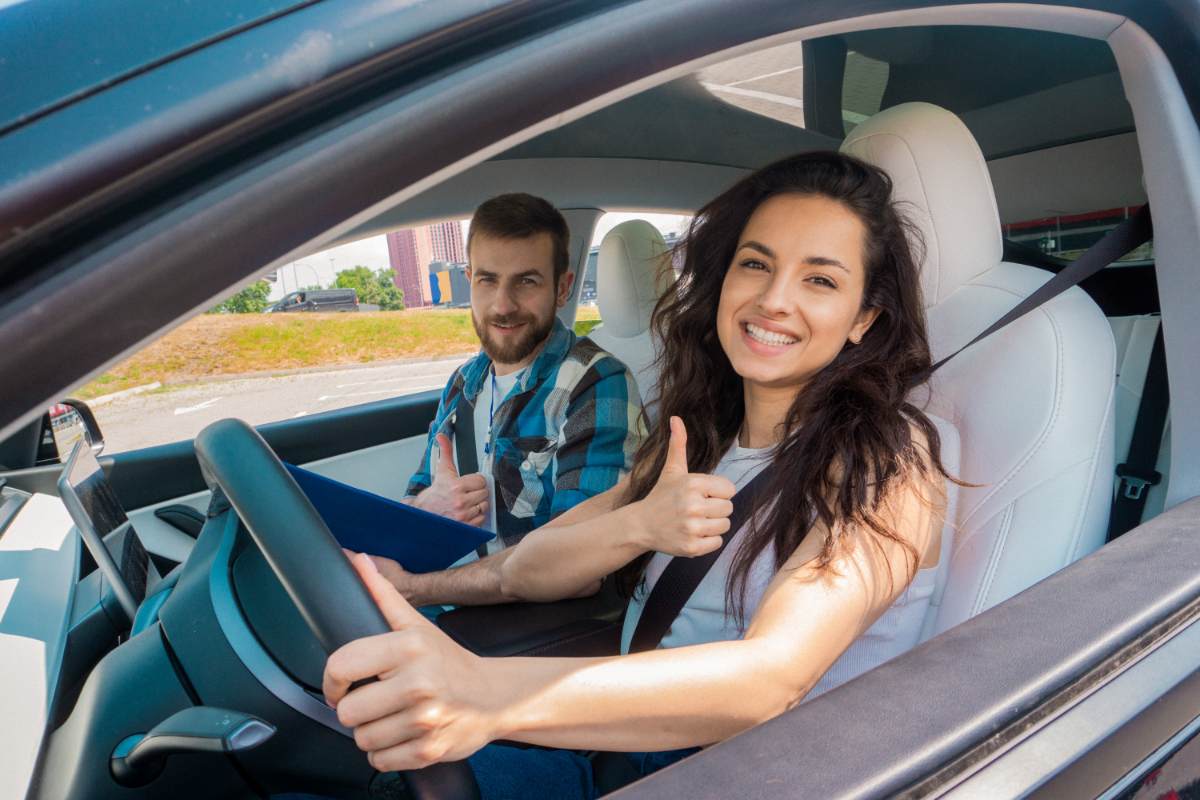 Motorista e passageiro acenando positivamente e sorrindo