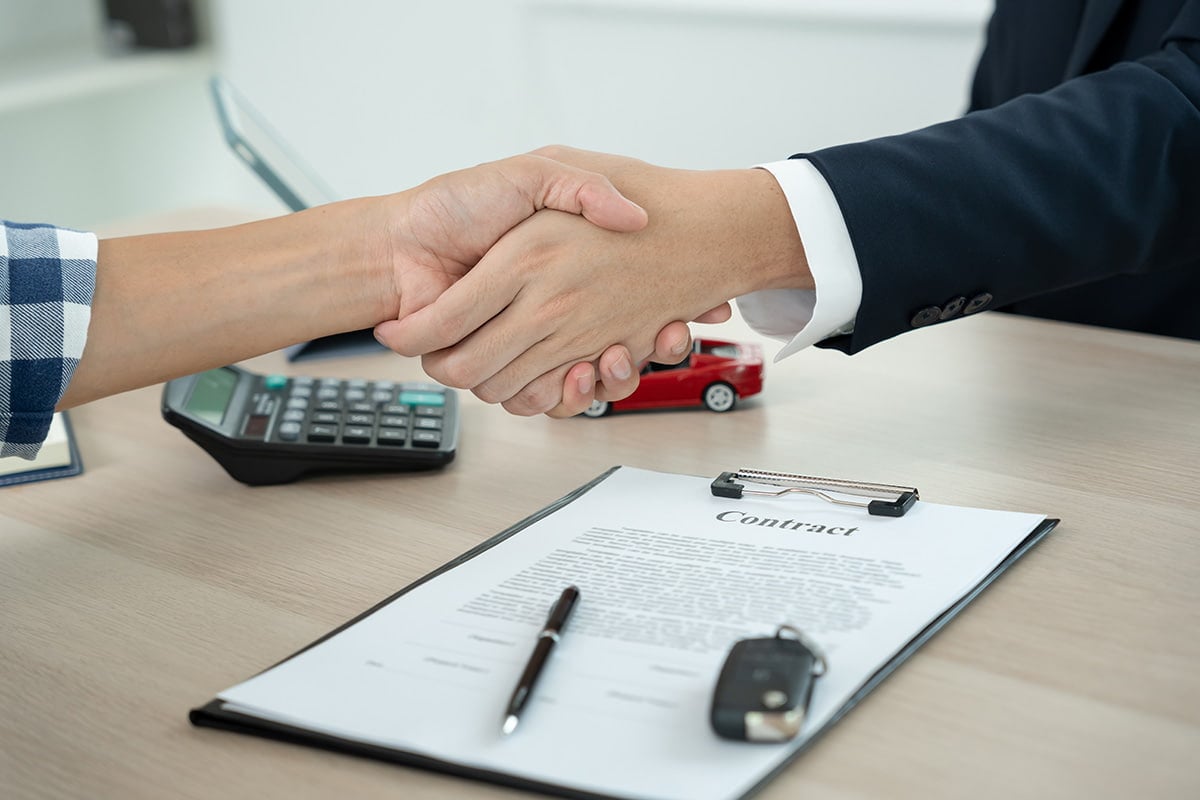 Aperto de mãos entre cliente e corretor de seguros 