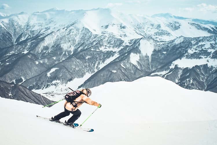 Atleta esquiando na neve