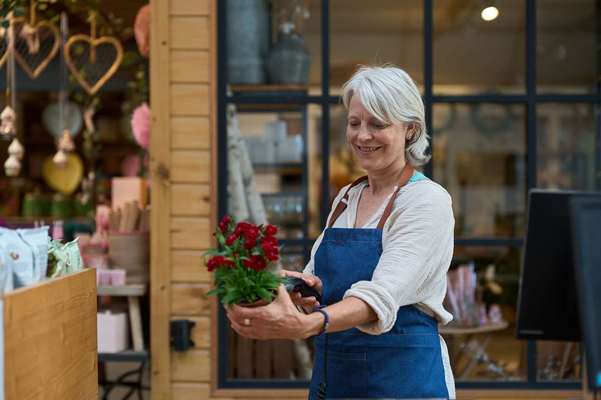 Mulher trabalhando em uma floricultura