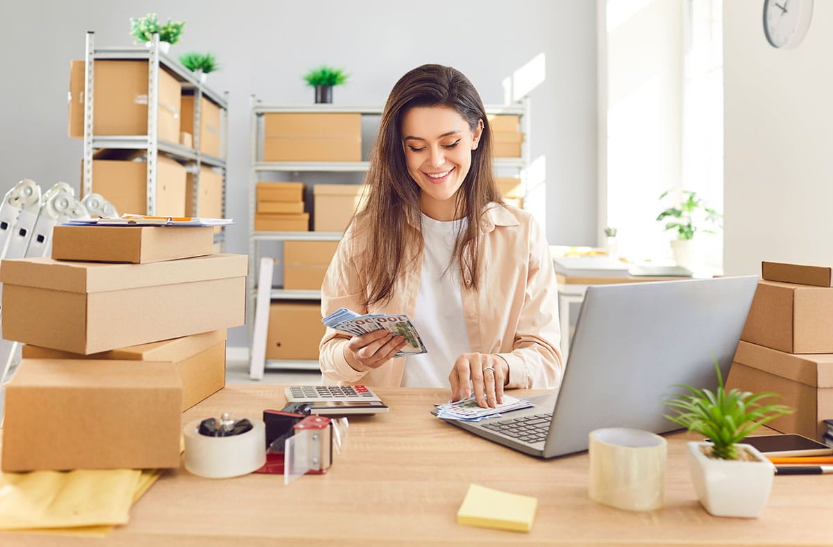 Mulher jovem e feliz trabalhando em seu pequeno negócio