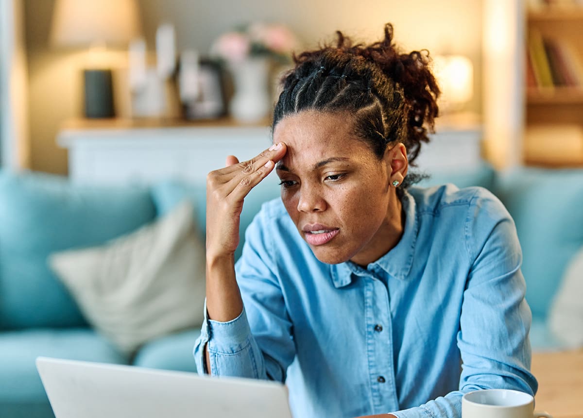 Empresária frustrada em frente ao computador