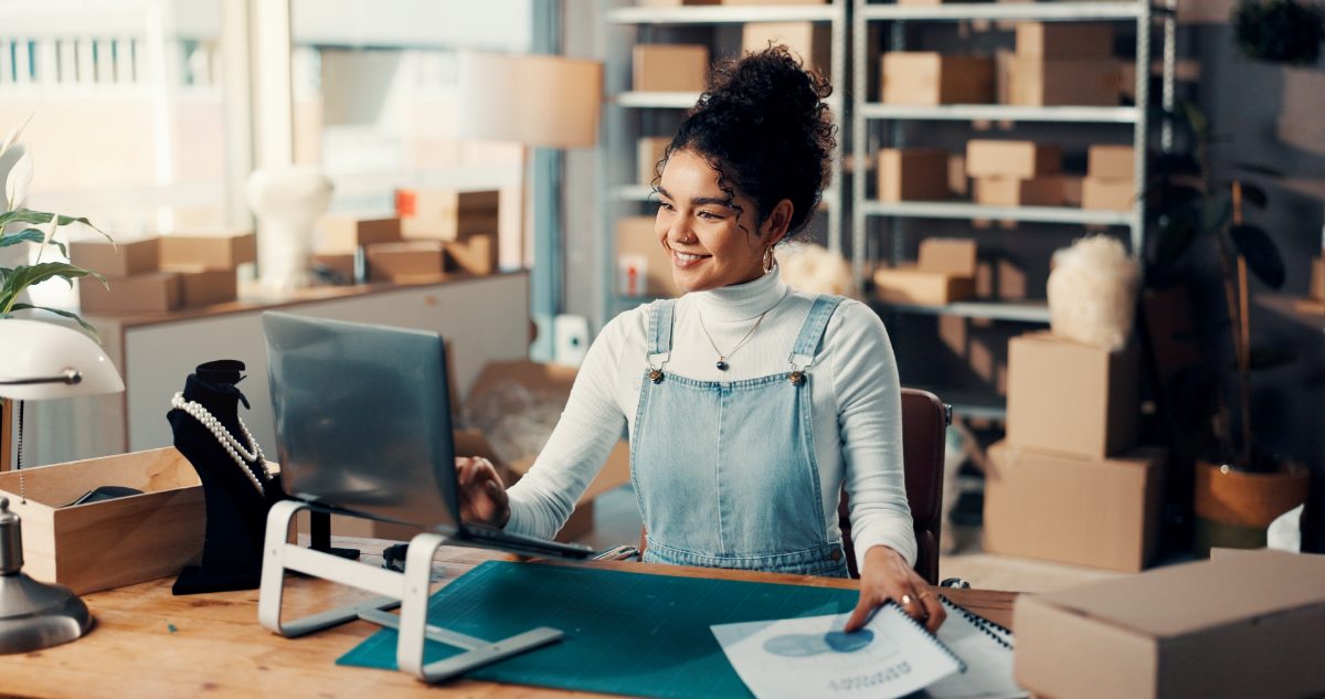 Mulher empresária usando o computador 