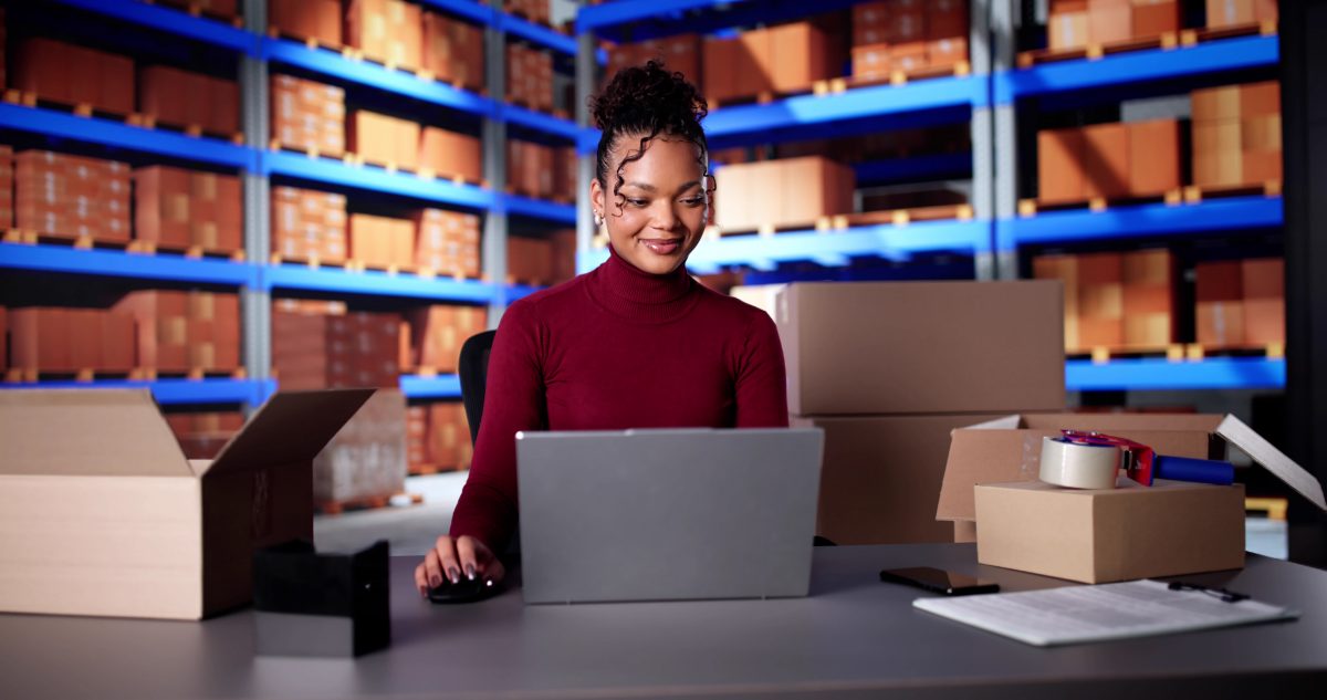 Dona de empresa trabalhando em frente ao computador