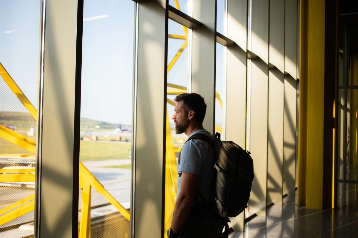 Homem no aeroporto viajando sozinho