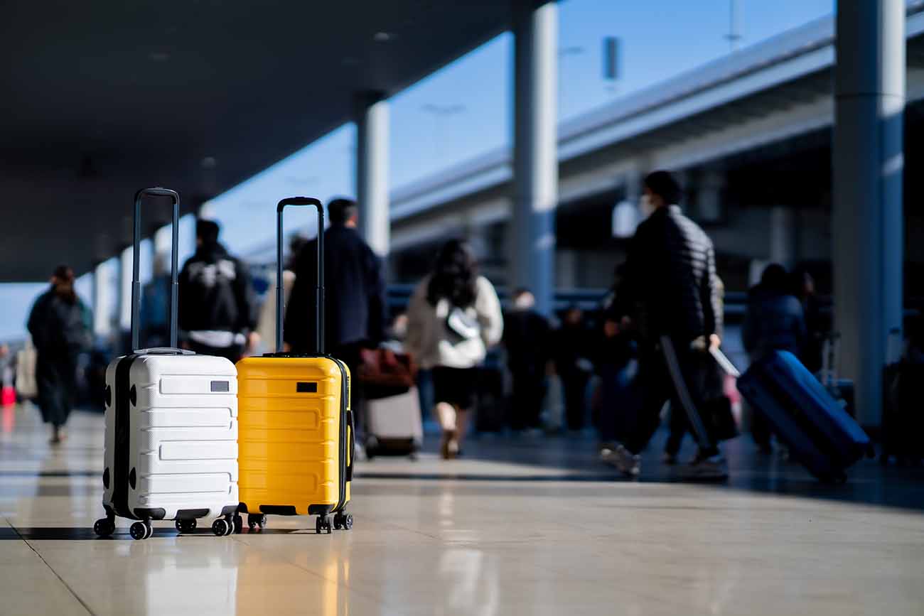 duas malas de viagem sozinhas no aeroporto
