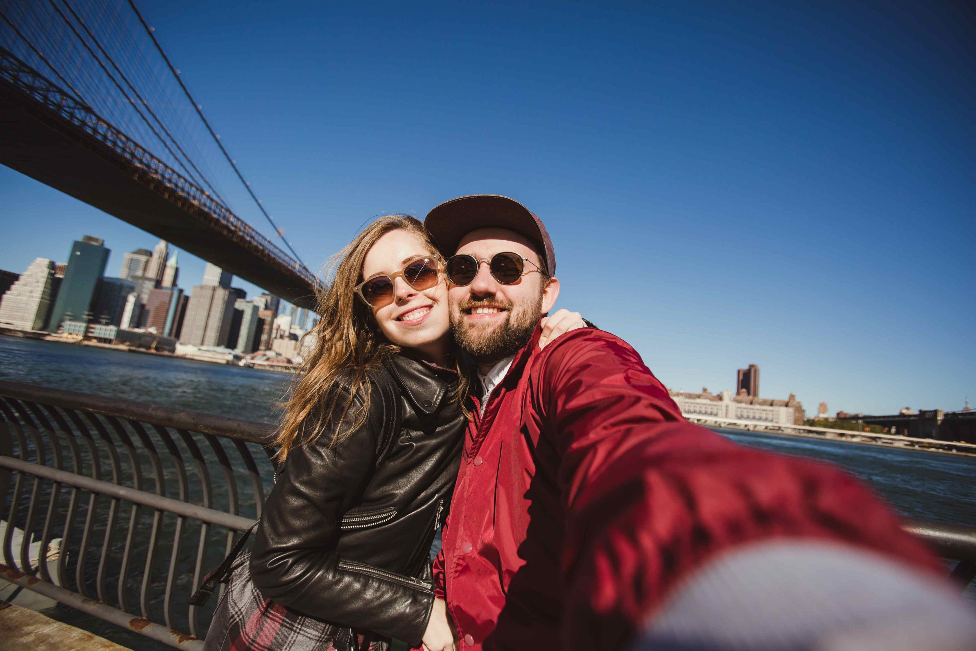 Casal feliz tirando selfie em viagem para os Estados Unidos