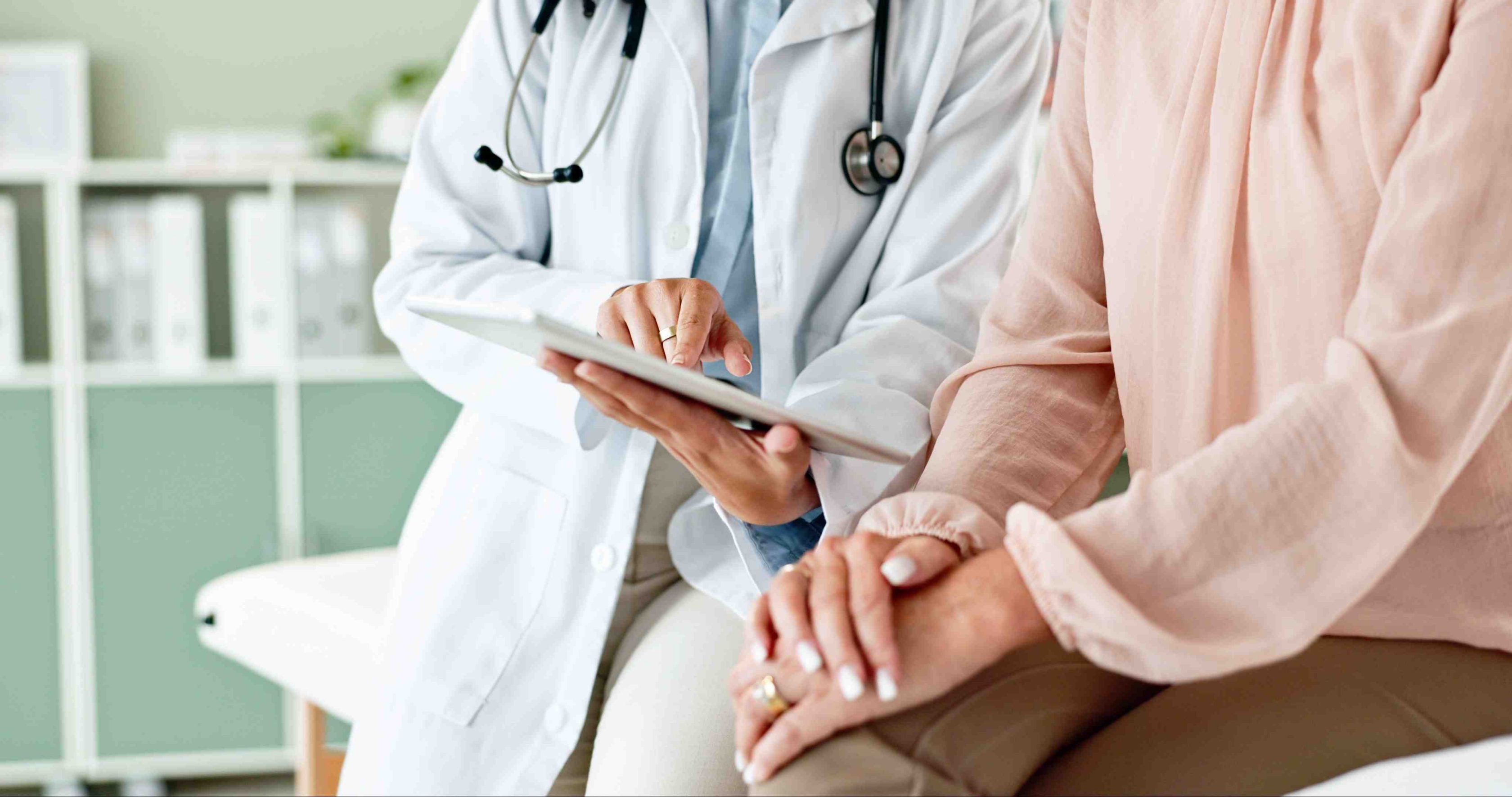 Médico realizando atendimento