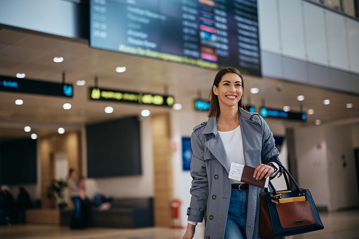 Mulher sorrindo no aeroporto