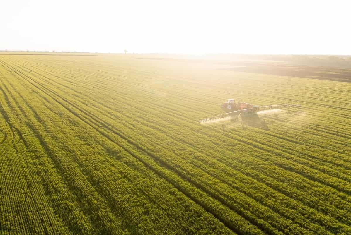  Vista aérea de trator na plantação