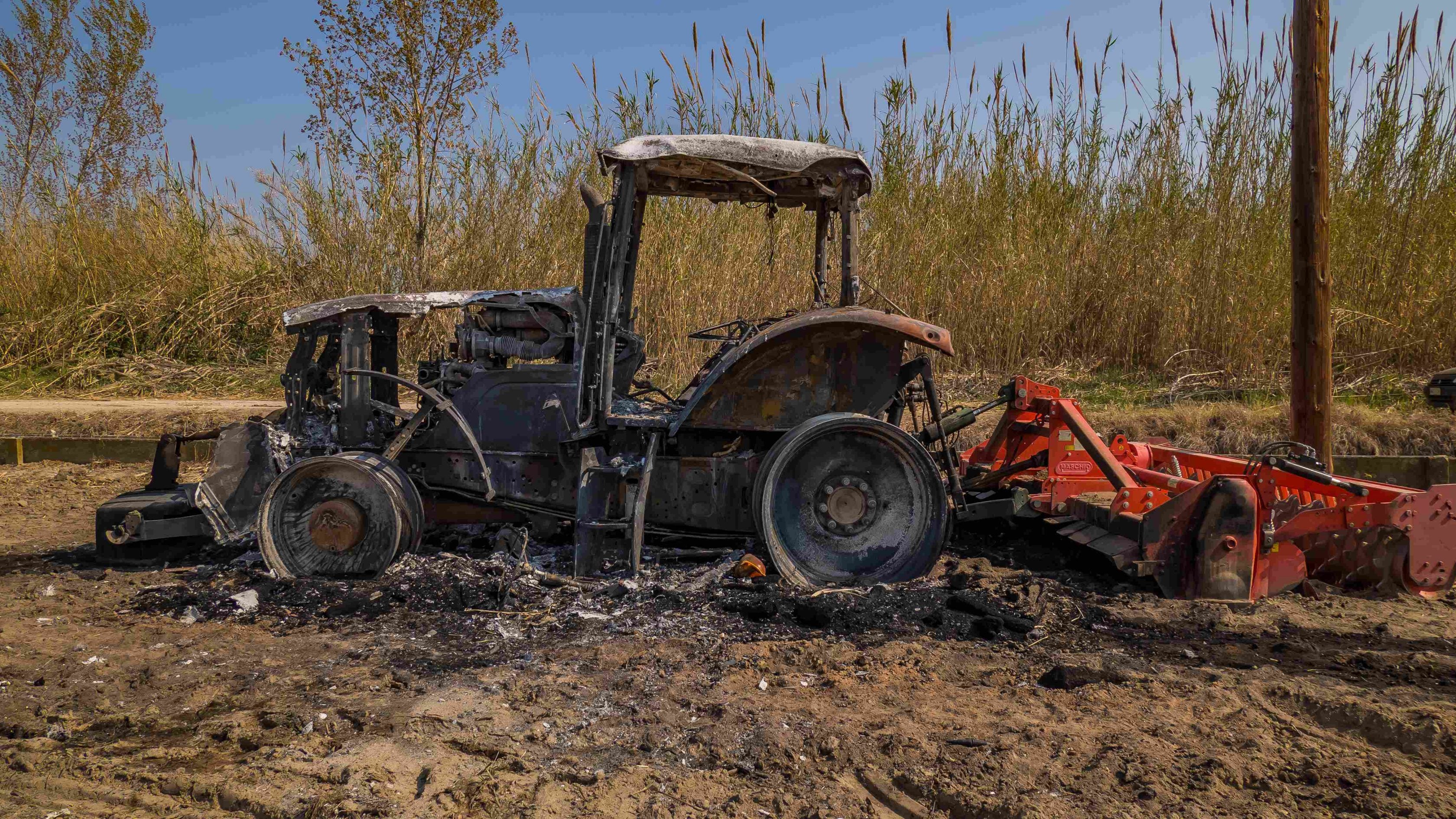 Trator queimado após acidente