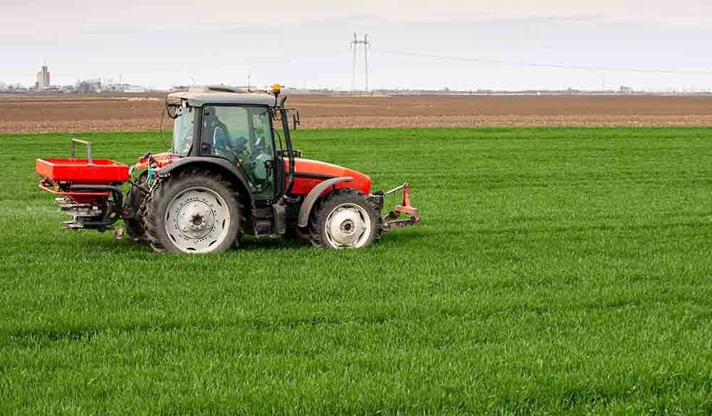 Trator circulando pelo campo 