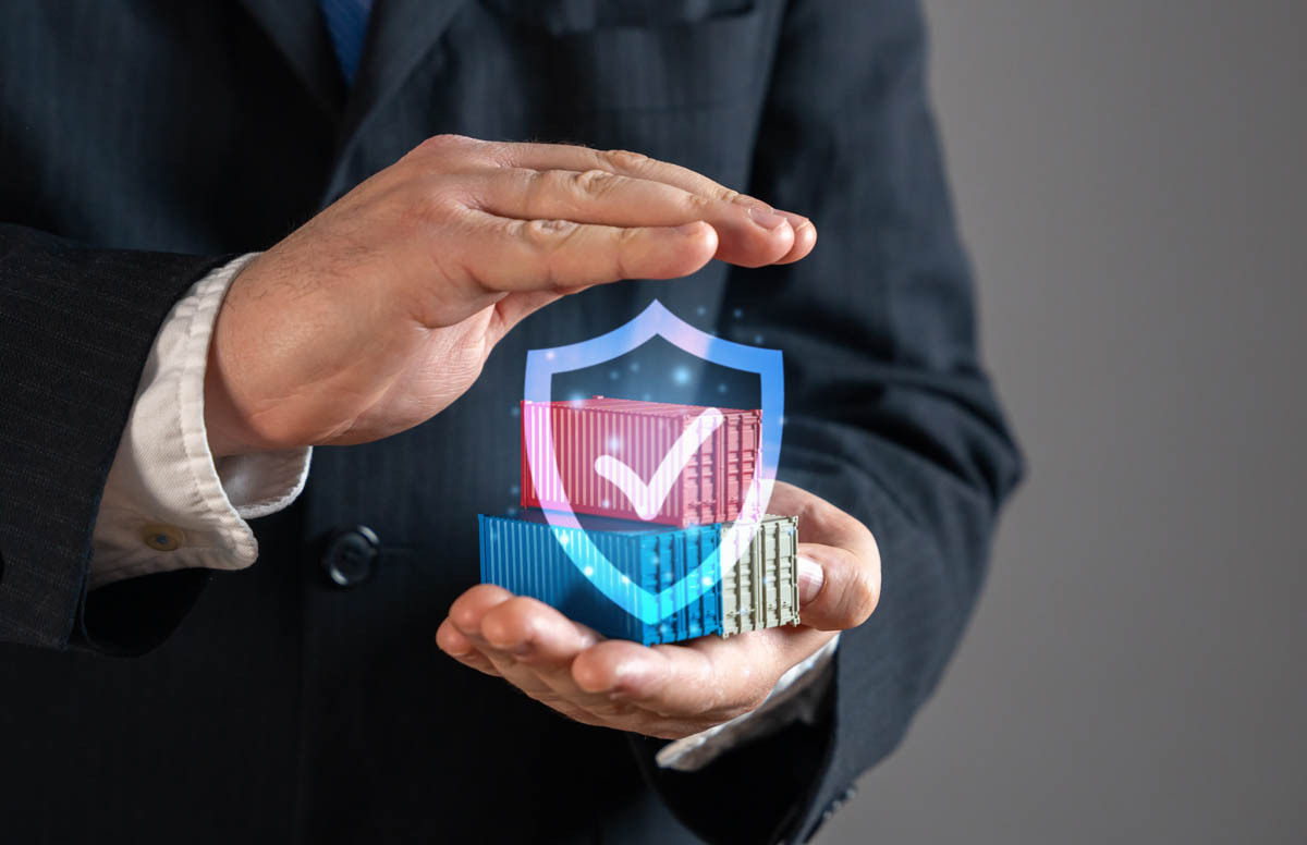 Homem com as mãos sobre contêineres representando o seguro transporte 