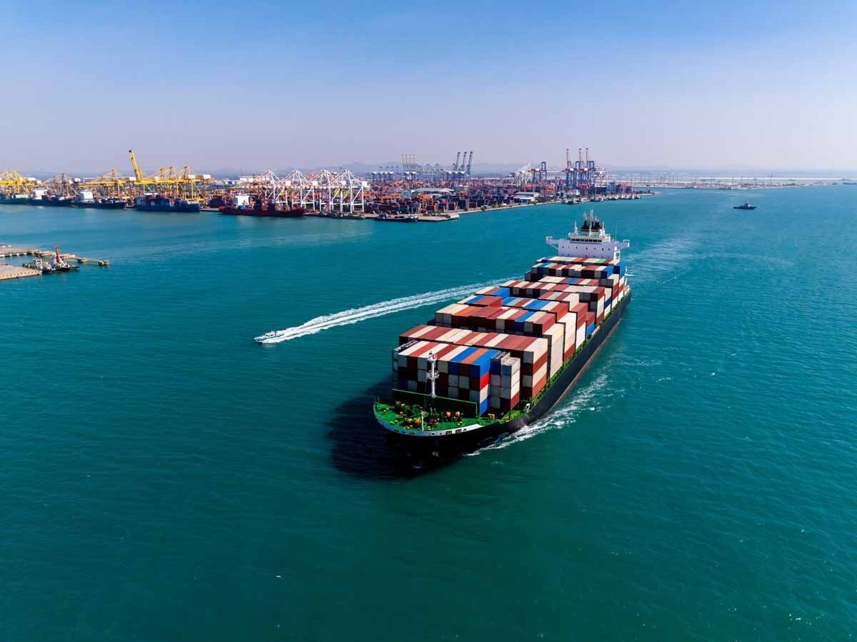 Navio transportando contêineres