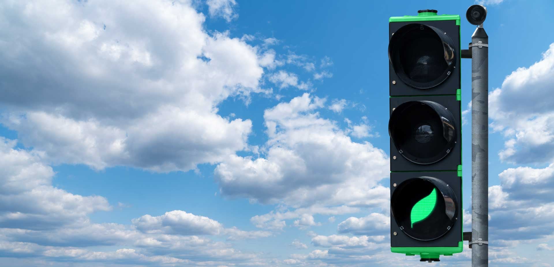 Semáforo verde com formato de folha, representando o trânsito sustentável