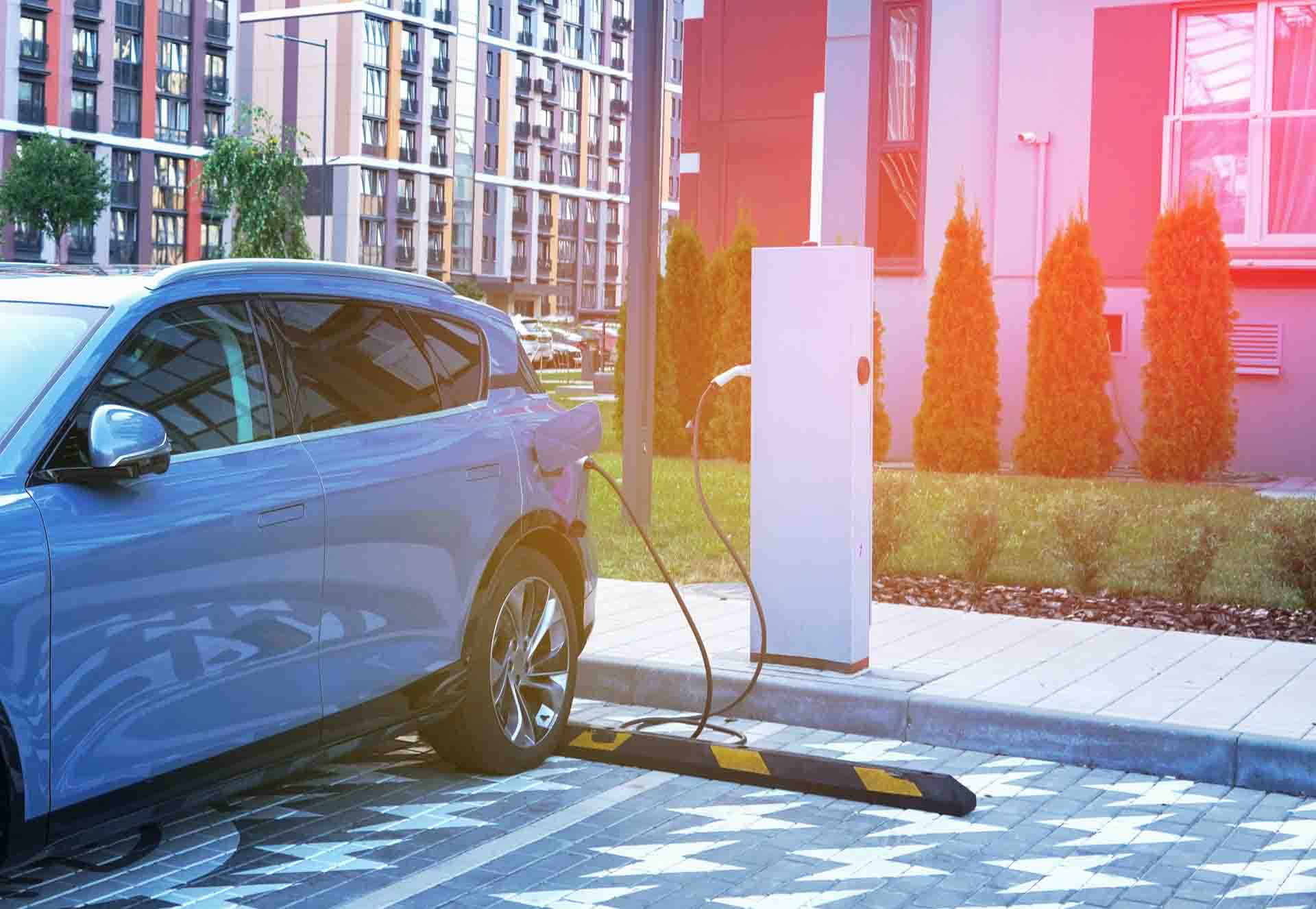 Carro elétrico carregando