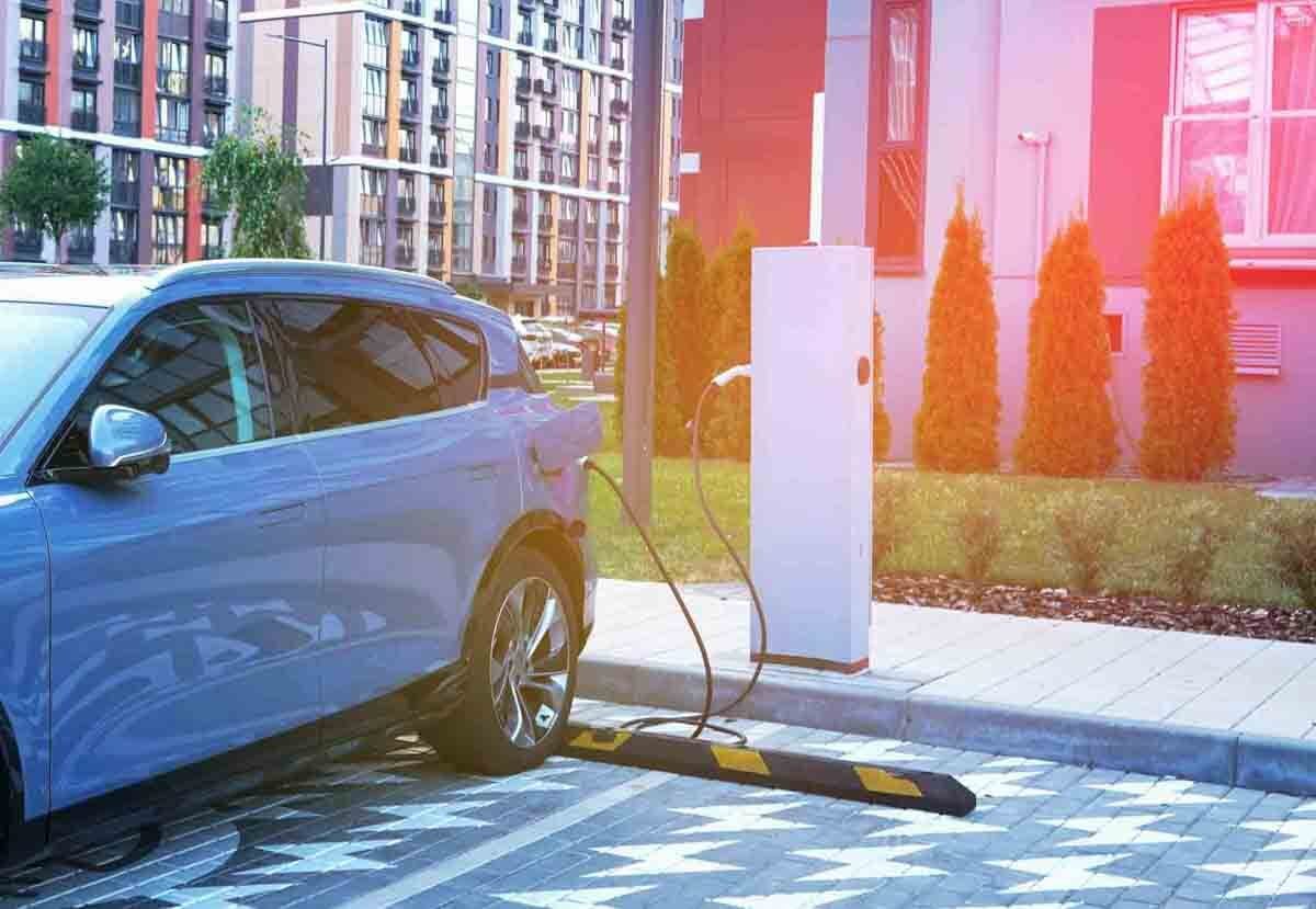 Carro elétrico carregando