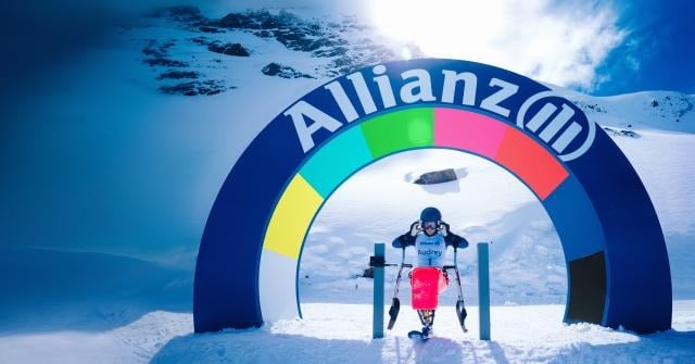 Atleta paralímpico de snowboard em uma montanha de neve sob estrutura    de patrocínio da Allianz.  