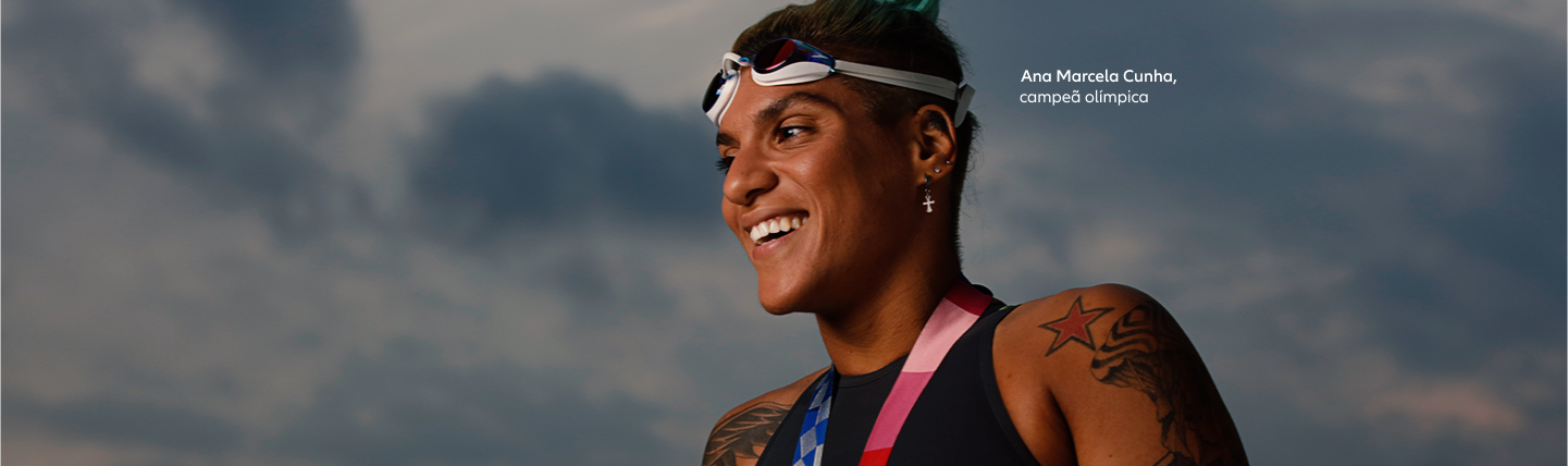 Nadadora Ana Marcela Cunha sorrindo