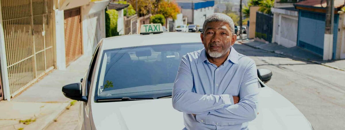 Taxisita mais alegre do Brasil de braços cruzados