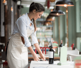 Garçonete arrumando a mesa em um restaurante