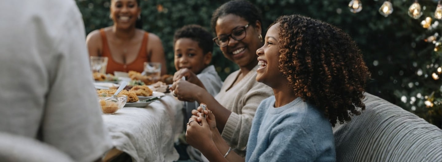 Família feliz com homem segurando criança no colo 