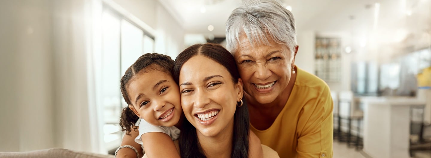 Família feliz com homem segurando criança no colo 