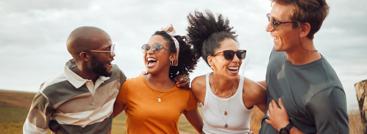 Família feliz com homem segurando criança no colo 