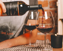 Homem colocando vinho Evino em uma taça