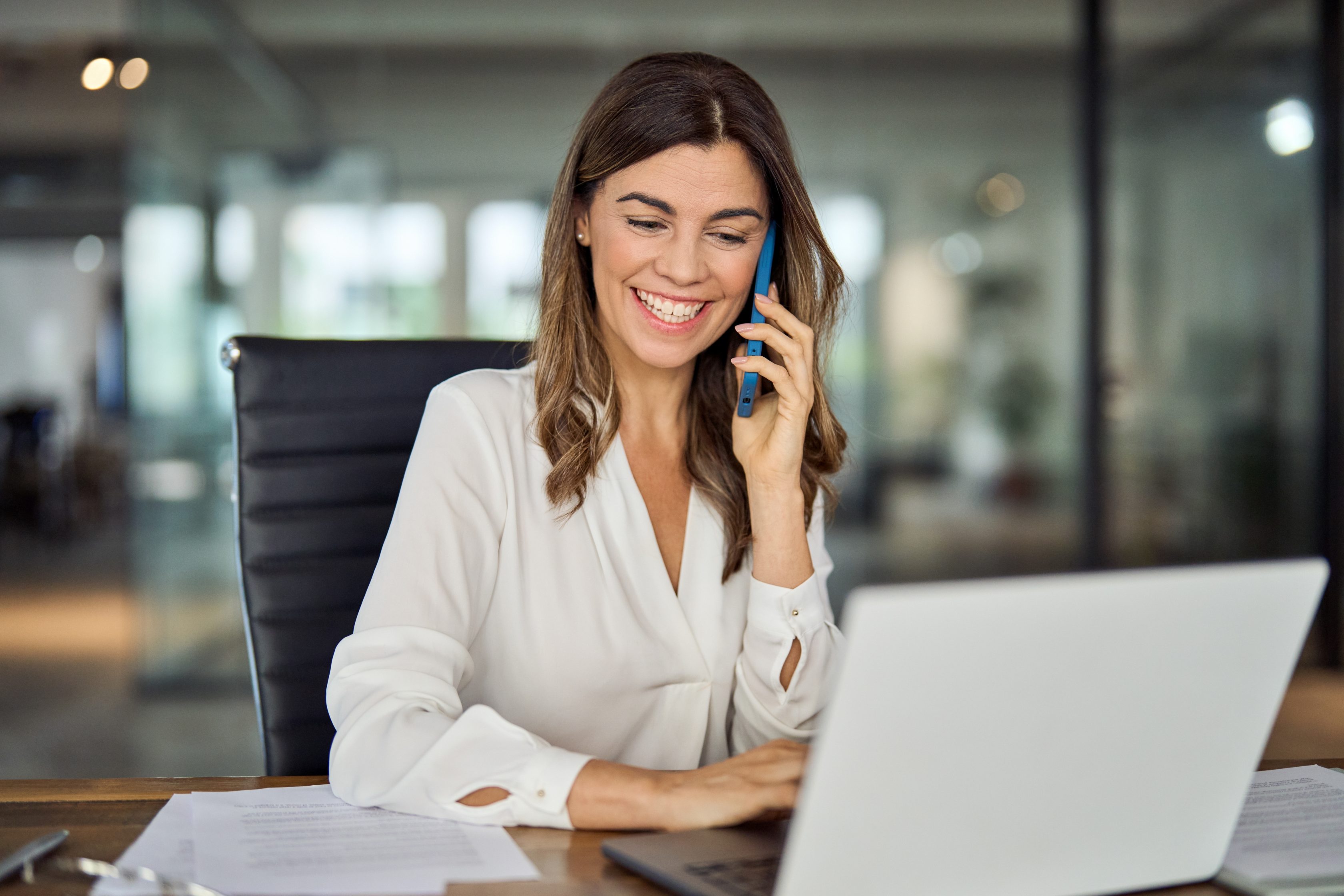 Corretora de seguros atendendo telefone Allianz