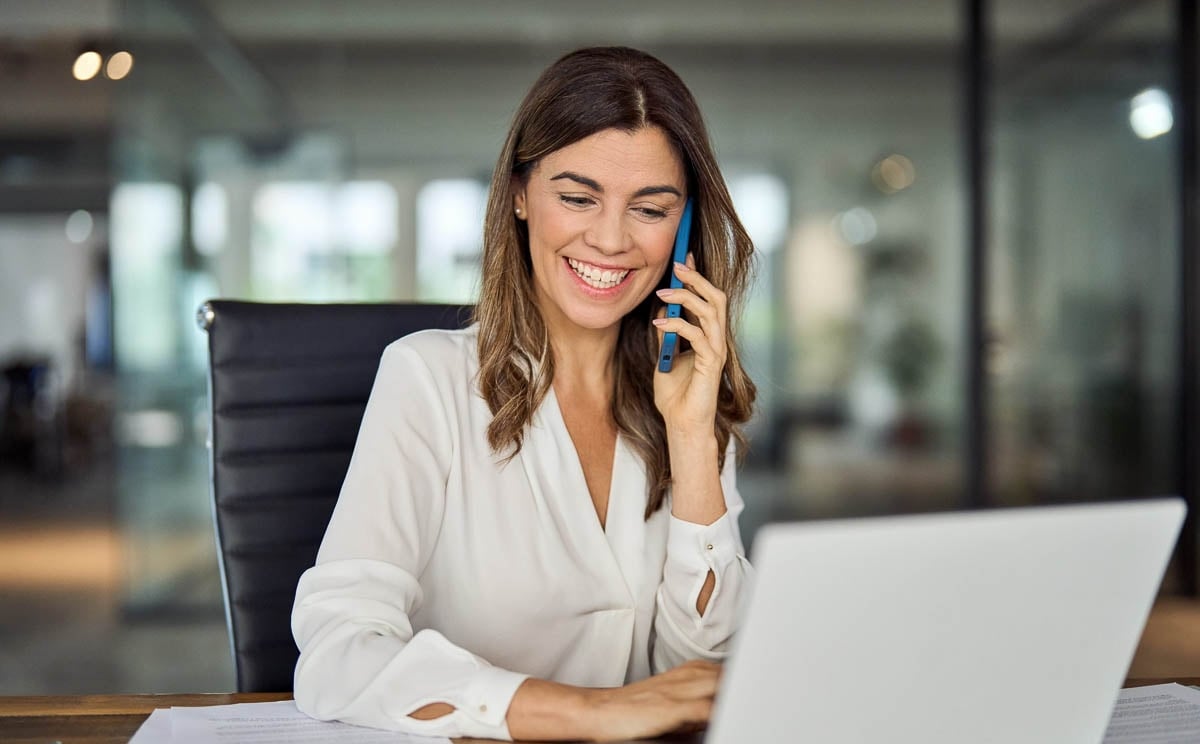 Corretora de seguros atendendo telefone Allianz