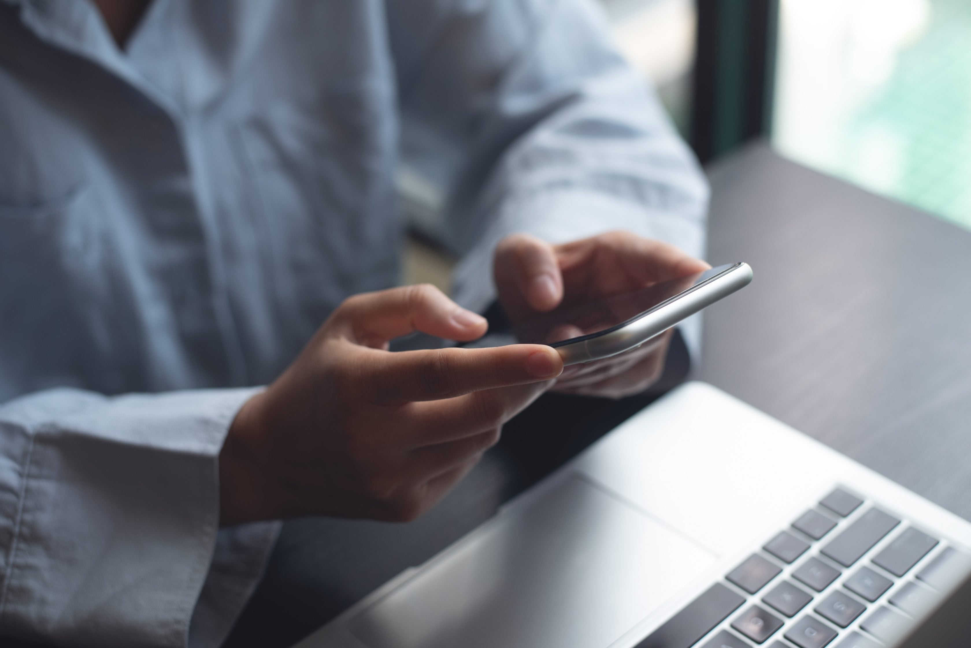 Pessoa no escritório segurando celular