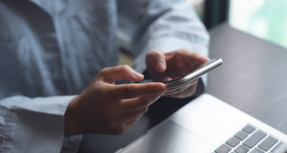 Pessoa no escritório segurando celular