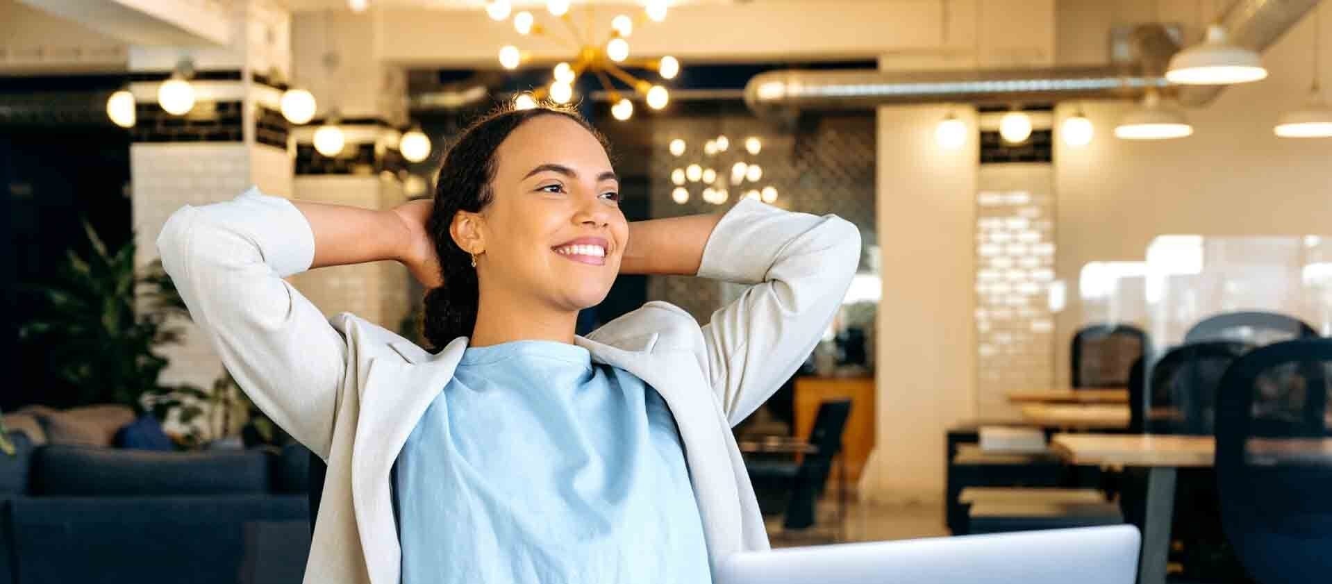Mulher sorrindo e demonstrando conforto em casa, representando a proteção do Seguro de Acidentes Pessoais Coletivo da Allianz