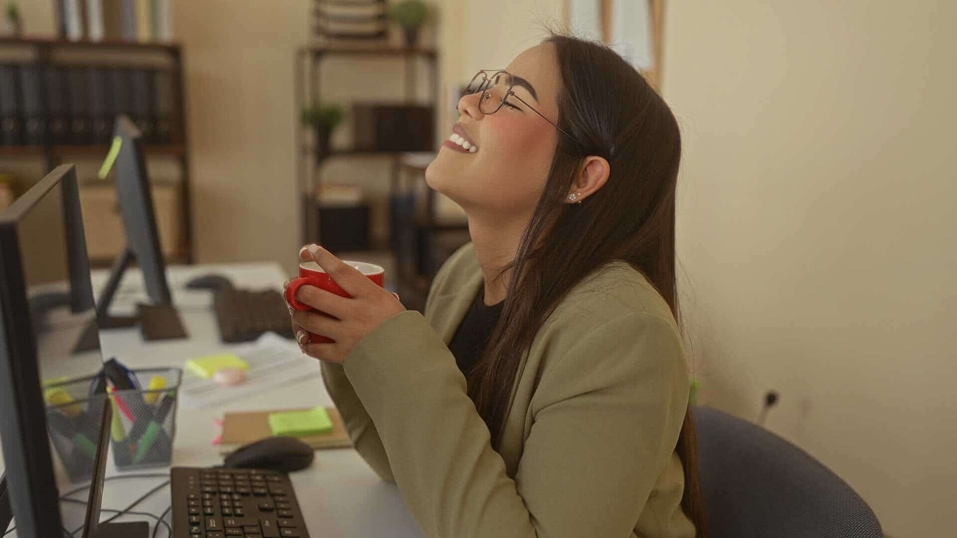 mulher sorrindo segurando uma xícara de café