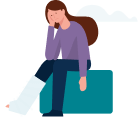 Imagem de uma mulher sentada e pensativa para ilustrar a questão da Invalidez proporcional por invalidez, dentro do programa "Allianz Vida Global - A partir de 2 vidas"