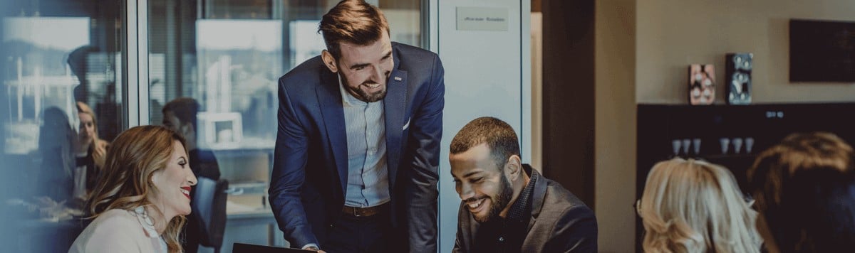Imagem de pessoas em reunião para ilustrar o banner do programa "Allianz Vida em Grupo"