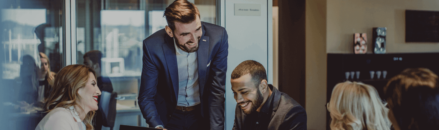 Imagem de pessoas em reunião para ilustrar o banner do programa "Allianz Vida em Grupo"