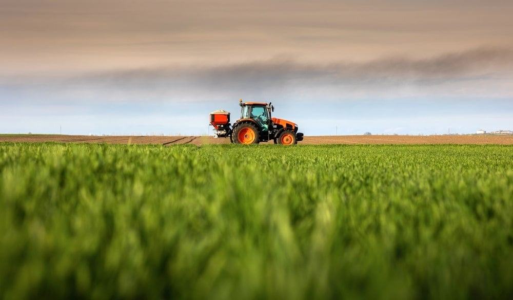 Imagem de um equipamento agrícola no campo