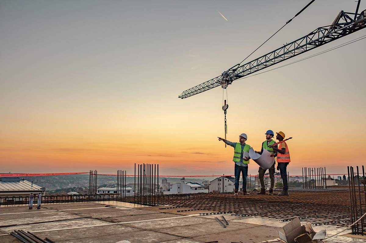 Imagem de engenheiros trabalhando em uma construção, representando o setor de Engenharia e Construção